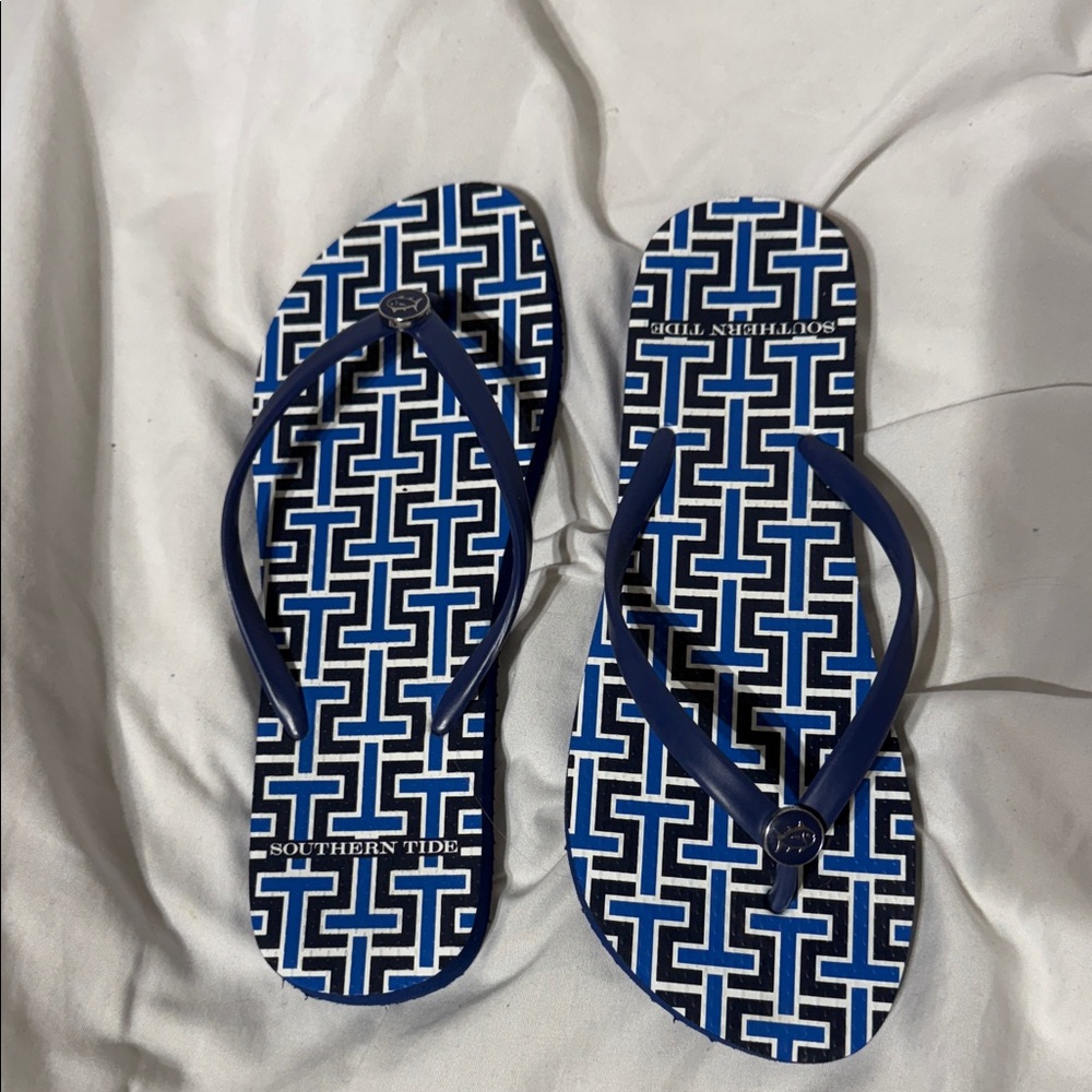 Southern Tide Navy and White Patterned Sandals